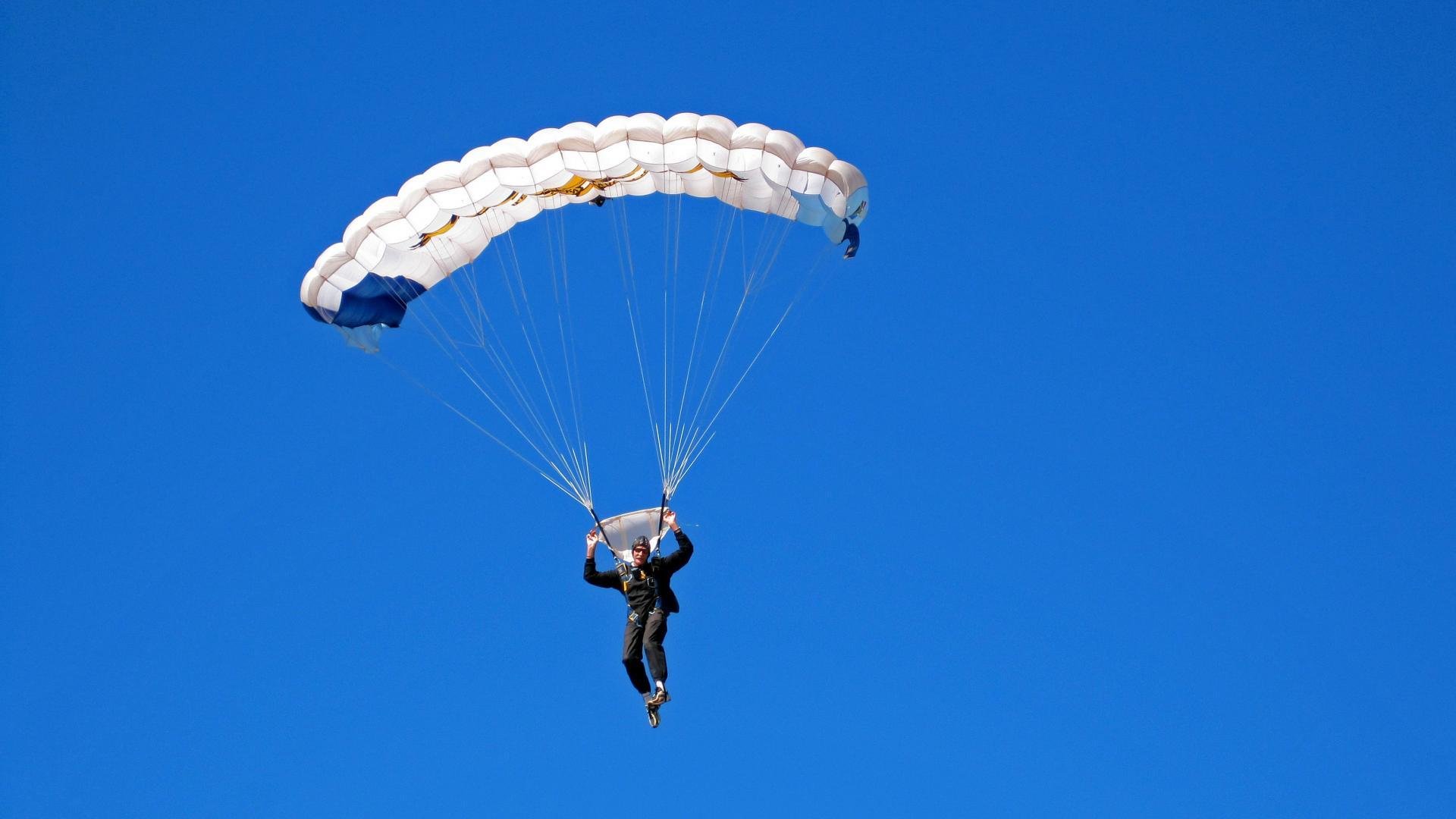 职业球员公益训练课吸引大量青少年参与，职业球员训练视频